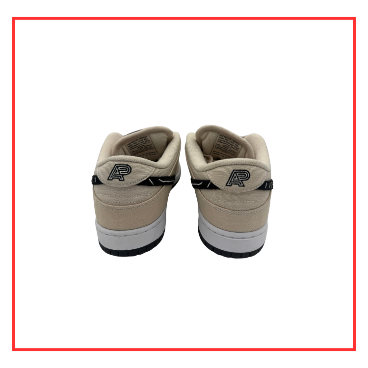 Nike SB Dunk Low Albino & Preto (Preloved) UK 9.5